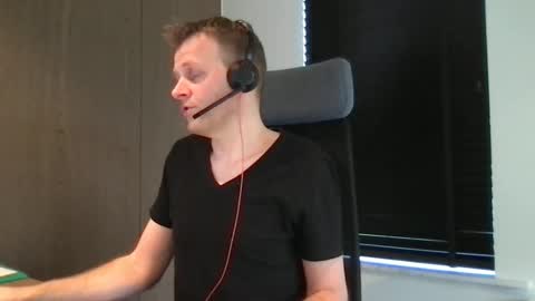 Max take off clothes online show from 4, 2, 2025