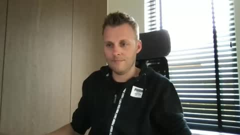 Max take off clothes online show from 11, 3, 2025