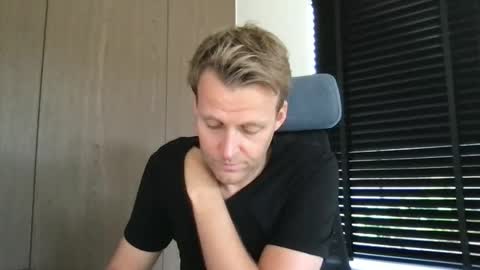 Max take off clothes online show from 11, 9, 2025