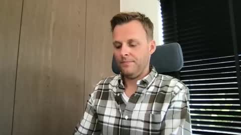 Max take off clothes online show from 30, 9, 2025