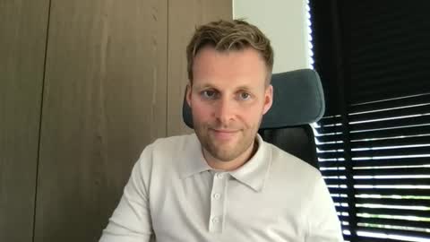 Max take off clothes online show from 2, 10, 2025