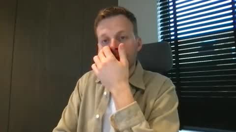 Max take off clothes online show from 25, 11, 2025