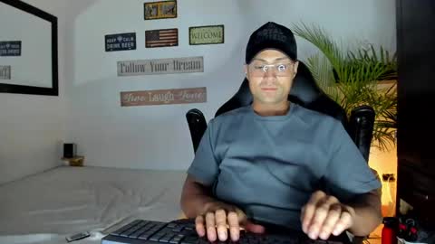 Snapshot of maxi_mux1 chatting on 21, 4, 2026 MAXI online show from 21, 4, 2026