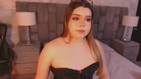 Maxine Minx online show from 8, 11, 2025