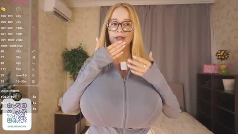 Snapshot of maybellebyone chatting on 25, 5, 2026 Milina online show from 25, 5, 2026