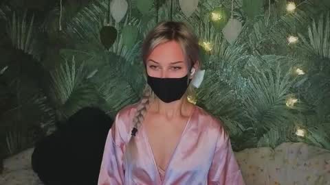 Snapshot of meeeewmeeeeow chatting on 13, 10, 2025 meeeewmeeeeow online show from 13, 10, 2025