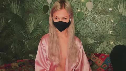 Snapshot of meeeewmeeeeow chatting on 15, 10, 2025 meeeewmeeeeow online show from 15, 10, 2025