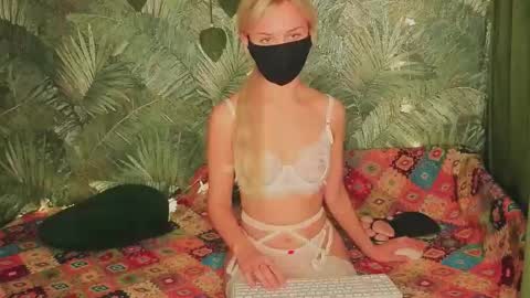 Snapshot of meeeewmeeeeow chatting on 24, 10, 2025 meeeewmeeeeow online show from 24, 10, 2025