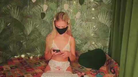 Snapshot of meeeewmeeeeow chatting on 26, 10, 2025 meeeewmeeeeow online show from 26, 10, 2025