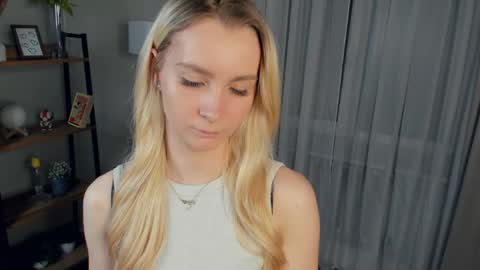 Snapshot of meganhenns chatting on 17, 4, 2026 Elly online show from 17, 4, 2026