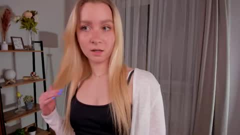 Snapshot of meganhenns chatting on 20, 4, 2026 Elly online show from 20, 4, 2026
