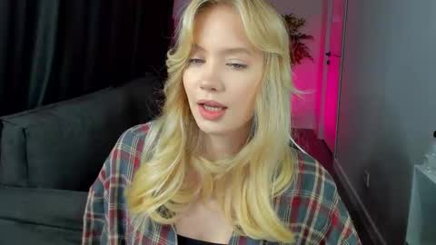 Snapshot of melanie_ryer chatting on 21, 10, 2025 Melanie online show from 21, 10, 2025