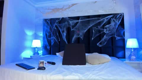 Melanie Roux online show from 7, 10, 2025