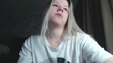 Snapshot of melissa__ray chatting on 10, 12, 2024 Melissa Ray online show from 10, 12, 2024