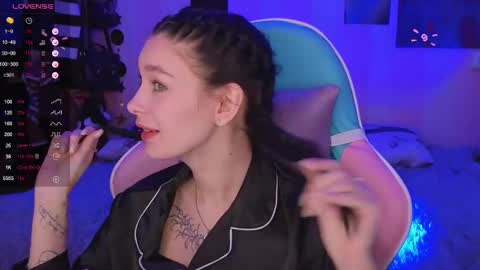 Snapshot of mella_freya chatting on 7, 1, 2025 Freya IM NONUDE online show from 7, 1, 2025