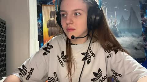 Hi Im Aria 18 years old online show from 17, 4, 2026