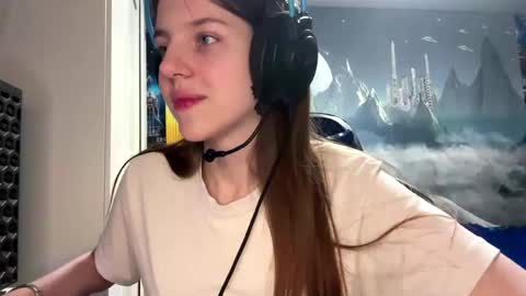 Hi Im Aria 18 years old online show from 19, 4, 2026