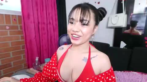 Snapshot of mena_hicks chatting on 12, 9, 2025 Heart online show from 12, 9, 2025