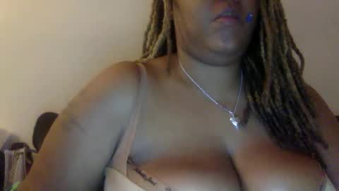 Snapshot of mercedesbuxxx chatting on 1, 12, 2025 mercedesbuxxx online show from 1, 12, 2025