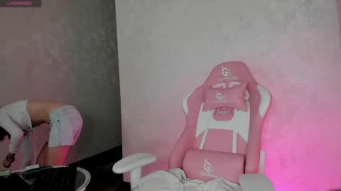 Mia  GMT7 Mon Tue Wen Thur 1000am-0300pm Sat 0300am-0900am online show from 30, 12, 2024