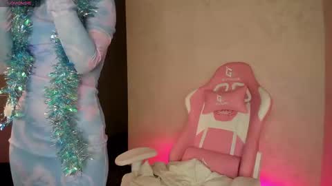 Mia  GMT7 Mon Tue Wen Thur 1000am-0300pm Sat 0300am-0900am online show from 31, 12, 2024