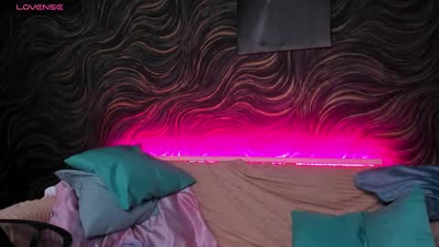 Mia  GMT7 Mon Tue Wen Thur 1000am-0300pm Sat 0300am-0900am online show from 12, 3, 2025