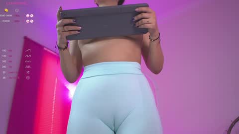 Snapshot of mia_coliin chatting on 28, 1, 2025 Anna online show from 28, 1, 2025