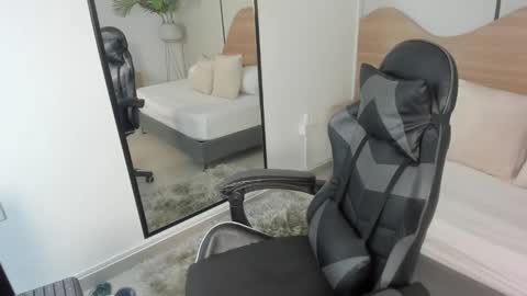 M I A  online show from 26, 11, 2025