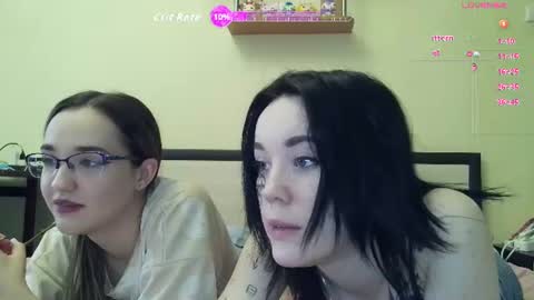 Mia and Jenny online show from 20, 6, 2026