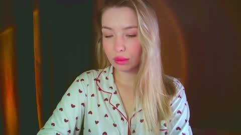 Snapshot of mia_fleur_ chatting on 18, 12, 2024 Mia online show from 18, 12, 2024