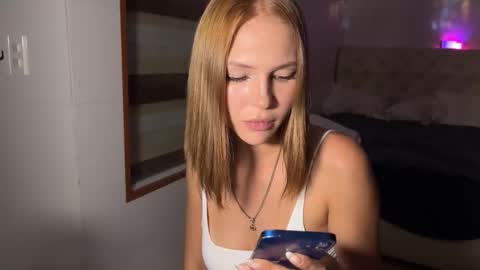 Snapshot of mia_floo chatting on 10, 11, 2025 mia_floo online show from 10, 11, 2025