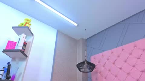 Mia online show from 12, 4, 2026