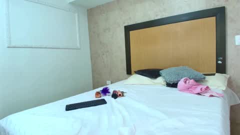 MIALOPEZ      .     Y      .      online show from 31, 12, 2024