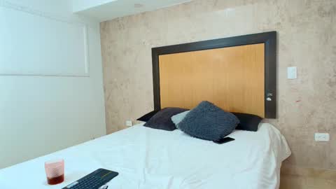 MIALOPEZ      .     Y      .      online show from 10, 2, 2025