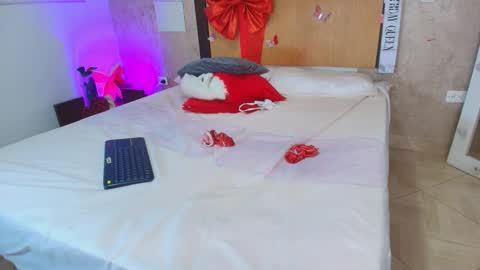 MIALOPEZ      .     Y      .      online show from 15, 2, 2026