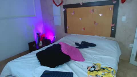 MIALOPEZ      .     Y      .      online show from 24, 2, 2026