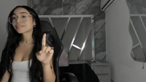 mia_petiteht online show from 17, 6, 2026