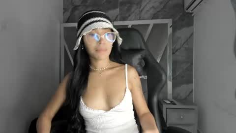 mia_petiteht online show from 30, 6, 2026