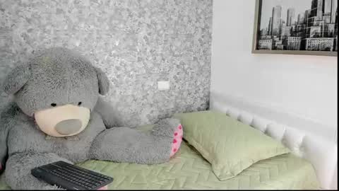 Snapshot of mia_petithe chatting on 27, 5, 2026 Mia online show from 27, 5, 2026