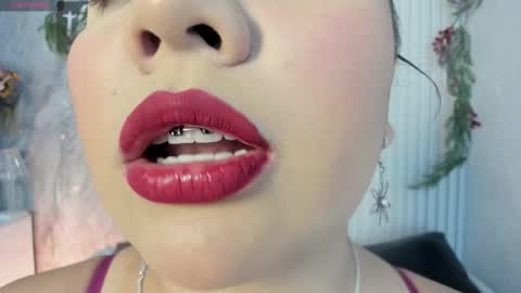 Mia Roux online show from 8, 11, 2025