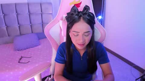 mia  nicolle online show from 22, 9, 2025