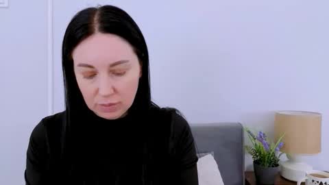 Mia online show from 6, 4, 2026