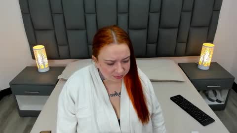 Snapshot of miaandmolly_ chatting on 12, 1, 2025 mia red hair molly short hair online show from 12, 1, 2025