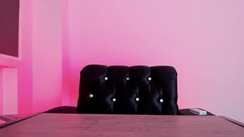 Mia Lenox online show from 18, 1, 2025