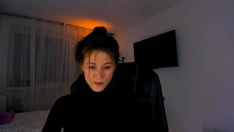 Mia online show from 6, 4, 2026