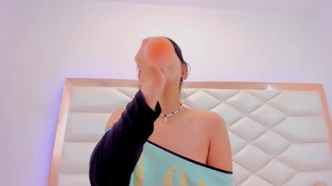 Snapshot of miaqueen021 chatting on 11, 1, 2025 Sweetie Mia online show from 11, 1, 2025