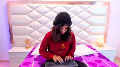 Snapshot of miaqueen021 chatting on 8, 2, 2025 Sweetie Mia online show from 8, 2, 2025