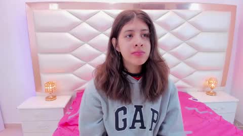 Snapshot of miaqueen021 chatting on 8, 3, 2025 Sweetie Mia online show from 8, 3, 2025