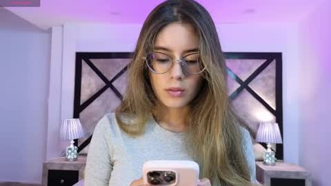 Mia online show from 7, 4, 2026