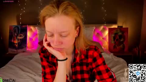 Snapshot of michelle_blond chatting on 19, 5, 2026 michelle_blond online show from 19, 5, 2026